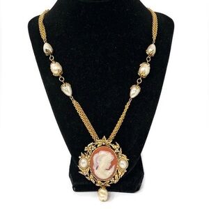 ✨Vintage✨Kenneth Jay Lane Avon Poetic Romance Faux Pearl Cameo Brooch Necklace